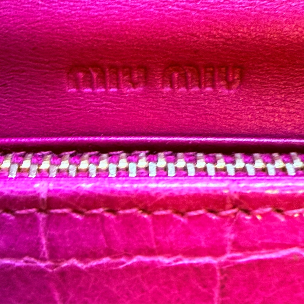 IN BOX! MIU MIU ๐ฉท Vibrant Pink Continental Italian Croc Leather Long Snap Wallet - Picture 6 of 14